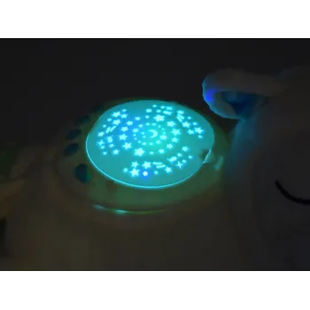 zbliżenie na wyszywane detale pyszczka i oczu owieczki