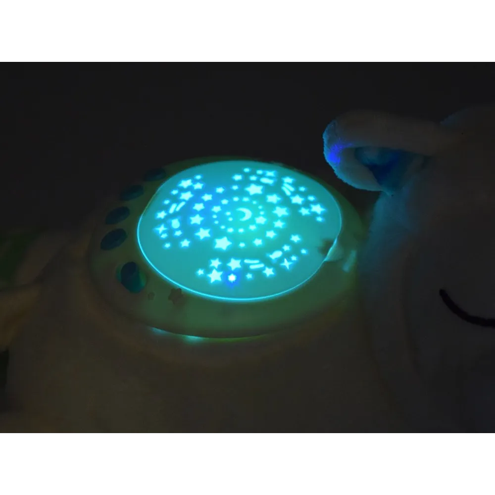 zbliżenie na wyszywane detale pyszczka i oczu owieczki