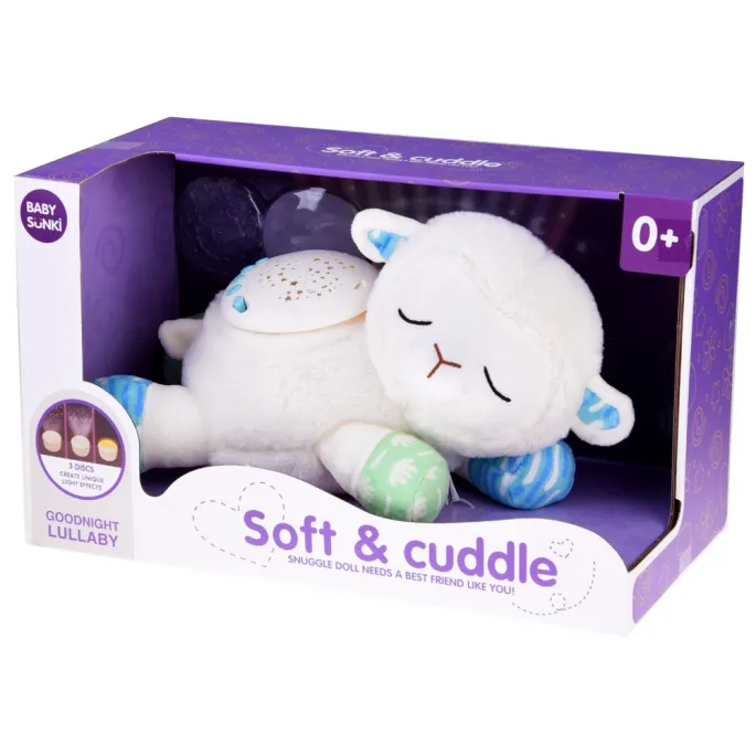 owca pluszak leżąca w dziecięcym łóżeczku