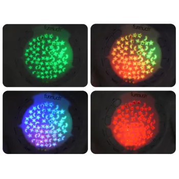 miękka maskotka miś w jasnym otoczeniu dziecięcym