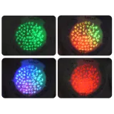 miękka maskotka miś w jasnym otoczeniu dziecięcym