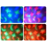 miś projektor podczas pracy wieczorem w ciemnym pokoju