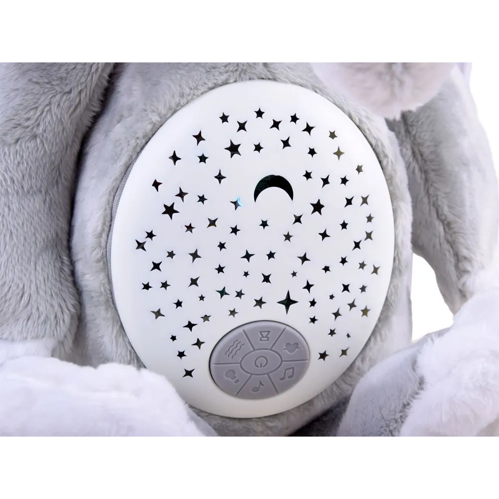 szary pluszowy słonik siedzący z widocznymi konstelacjami na brzuszku