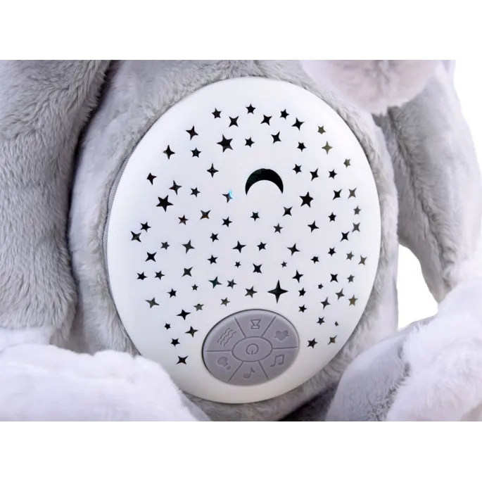 szary pluszowy słonik siedzący z widocznymi konstelacjami na brzuszku