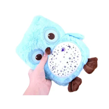 Zbliżenie na projektor na brzuszku sowy z kolorowymi światłami