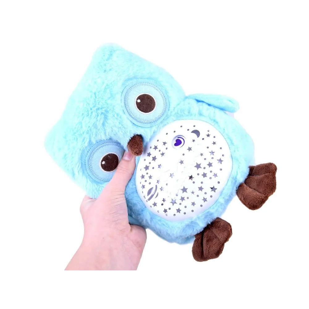 Zbliżenie na projektor na brzuszku sowy z kolorowymi światłami