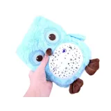 Zbliżenie na projektor na brzuszku sowy z kolorowymi światłami