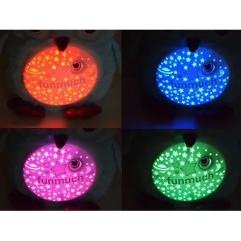 Maskotka sowa w dziecięcym pokoju przy zapalonym projektorze