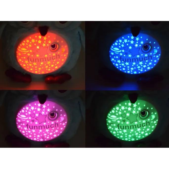 Maskotka sowa w dziecięcym pokoju przy zapalonym projektorze