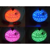 Maskotka sowa w dziecięcym pokoju przy zapalonym projektorze