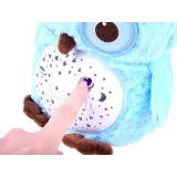 Sowa wyświetlająca kolorowe planety i gwiazdy na ścianie