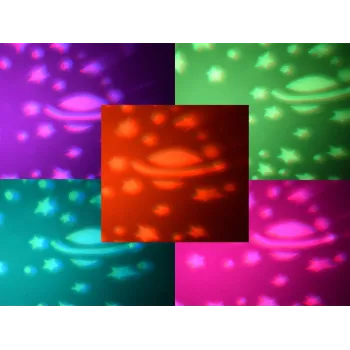 Przytulanka sowa pokazująca gwiazdy i księżyc w zacienionym pokoju