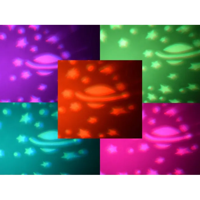 Przytulanka sowa pokazująca gwiazdy i księżyc w zacienionym pokoju