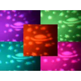 Przytulanka sowa pokazująca gwiazdy i księżyc w zacienionym pokoju