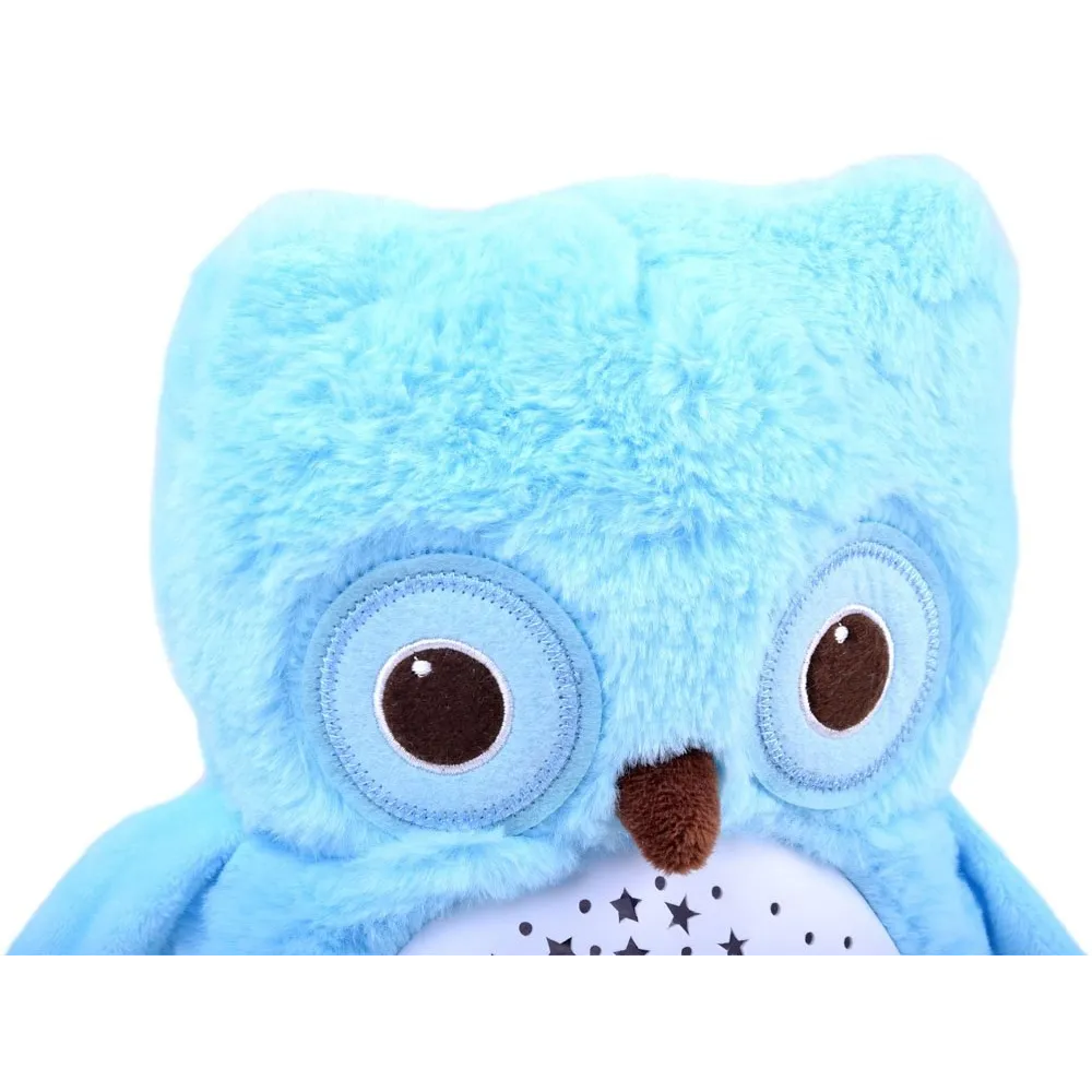 Projektor sowa w dłoni dziecka z widocznymi przyciskami sterowania