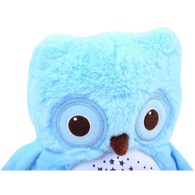 Projektor sowa w dłoni dziecka z widocznymi przyciskami sterowania