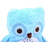 Projektor sowa w dłoni dziecka z widocznymi przyciskami sterowania