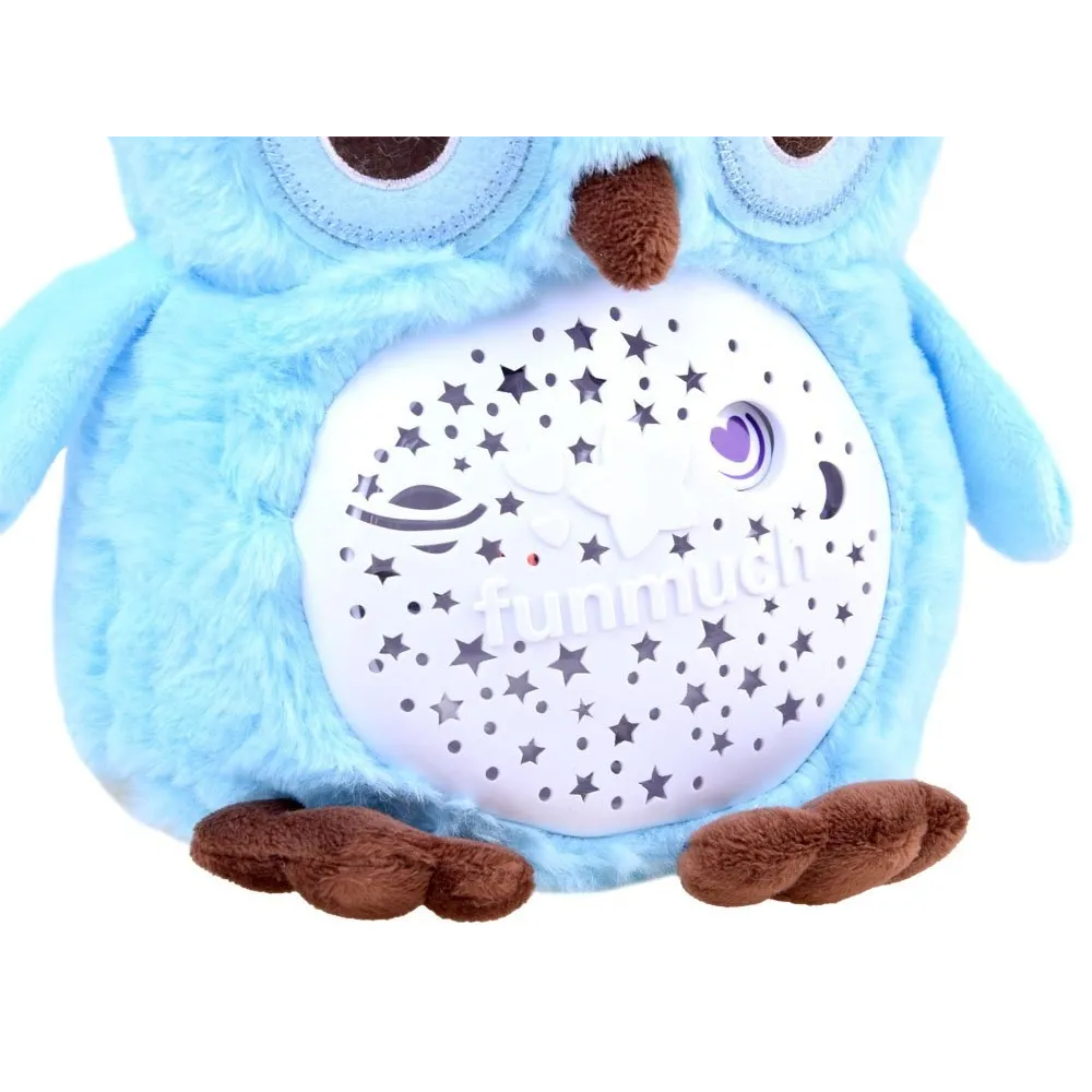 Miękka sowa z projektorem przy delikatnym świetle nocnym