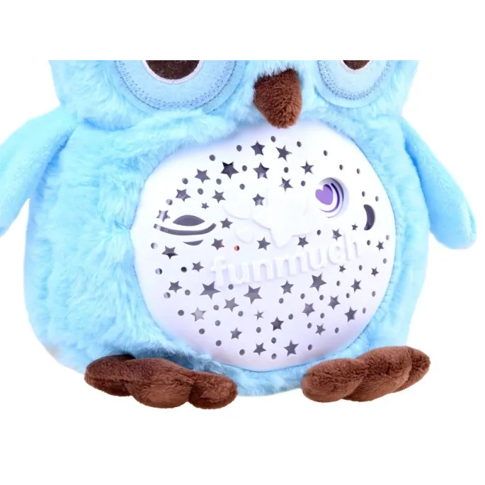 Miękka sowa z projektorem przy delikatnym świetle nocnym