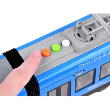 Tramwaj z efektami świetlnymi widocznymi w oknach