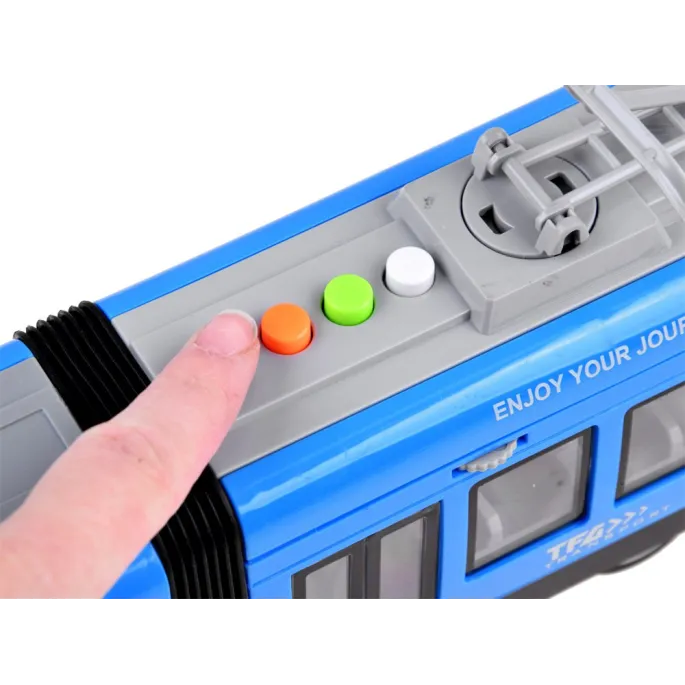 Tramwaj z efektami świetlnymi widocznymi w oknach