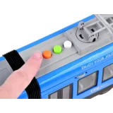 Tramwaj z efektami świetlnymi widocznymi w oknach