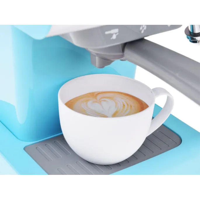 widok zestawu ekspresu z filiżanką i nakładką serduszko