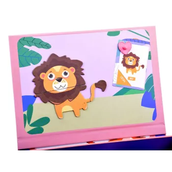 54 elementy puzzli magnetycznych rozłożone obok tablicy