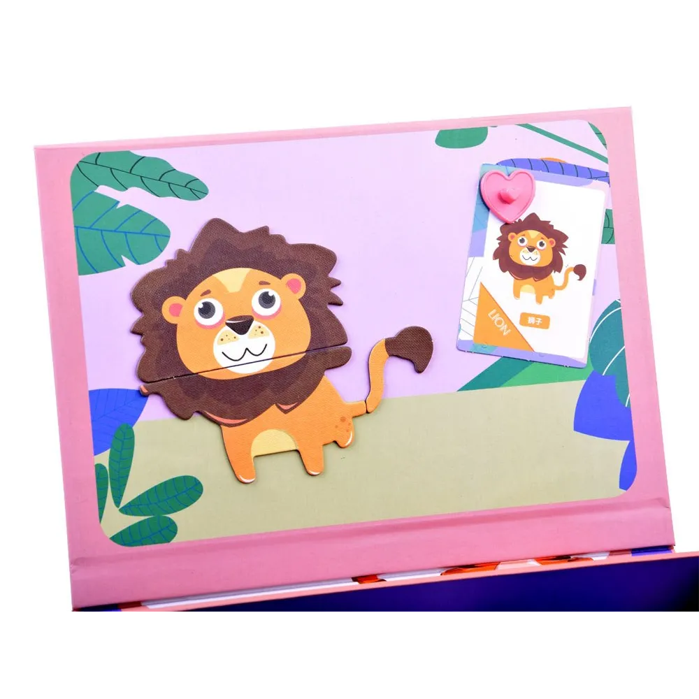 54 elementy puzzli magnetycznych rozłożone obok tablicy