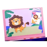 54 elementy puzzli magnetycznych rozłożone obok tablicy