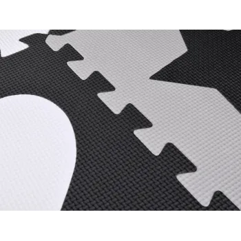 zbliżenie na stonowane kolory puzzli piankowych w grafitach i szarościach