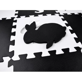 Piankowa mata złożona w formie zamkniętej przestrzeni do zabawy