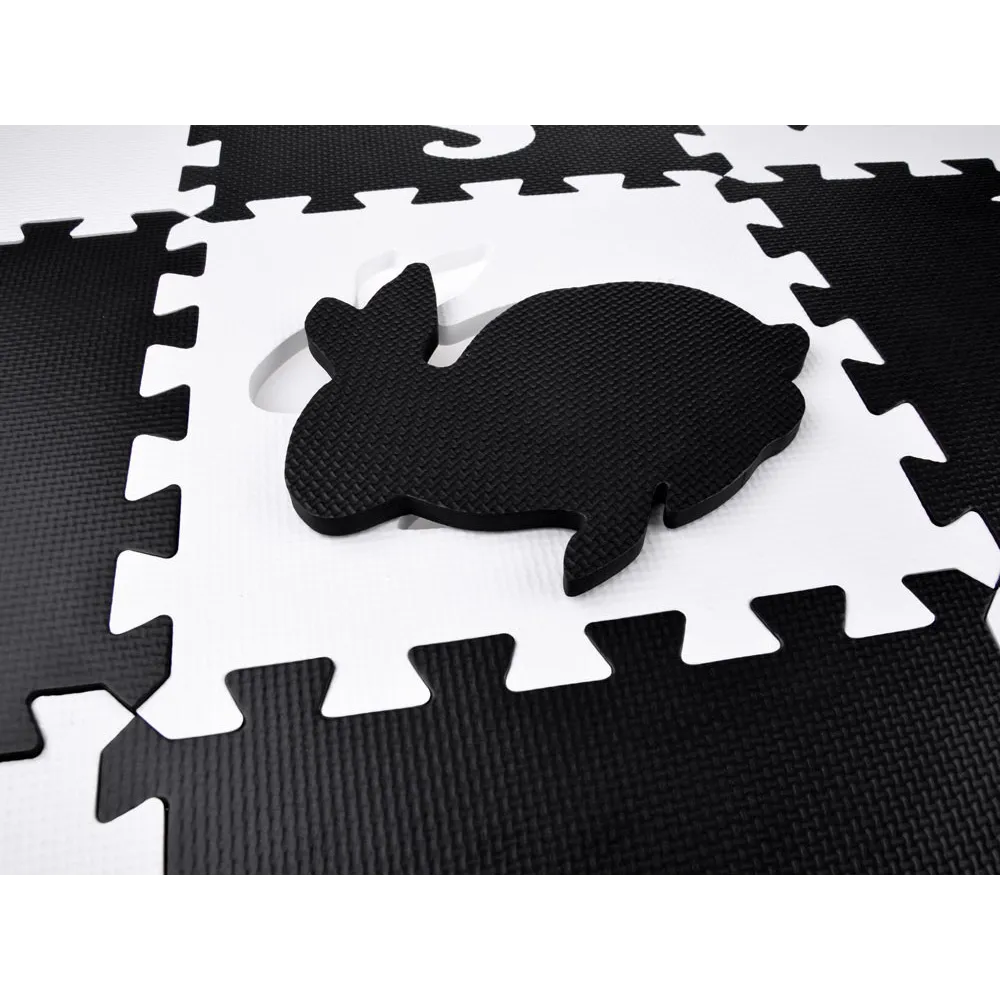 Piankowa mata złożona w formie zamkniętej przestrzeni do zabawy