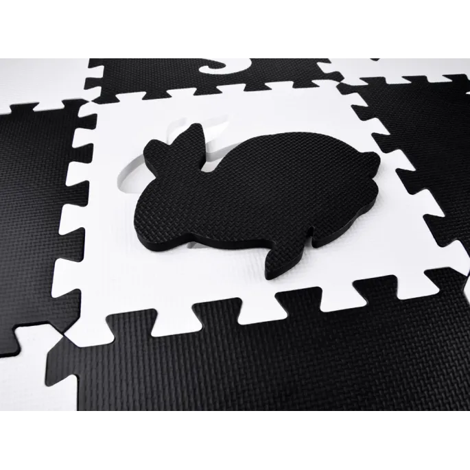 Piankowa mata złożona w formie zamkniętej przestrzeni do zabawy