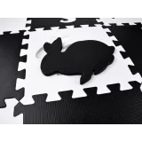 Piankowa mata złożona w formie zamkniętej przestrzeni do zabawy