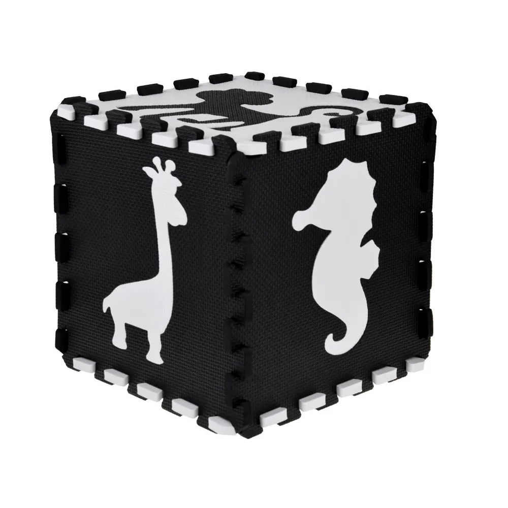 Przykład układania puzzli maty piankowej z czarno-białymi obrazkami