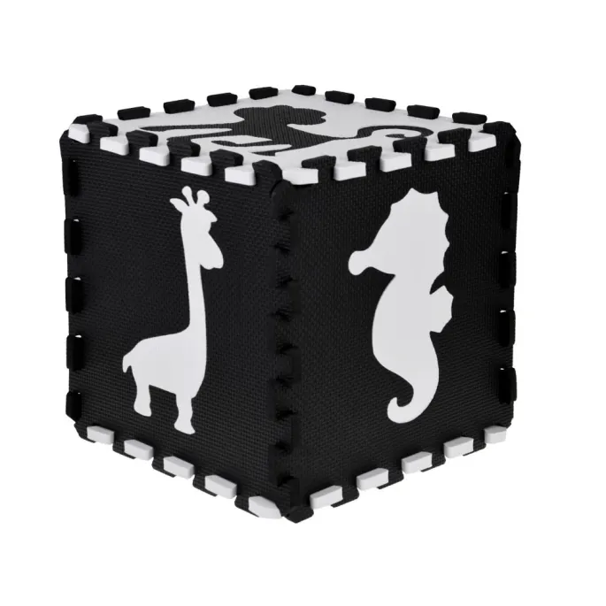 Przykład układania puzzli maty piankowej z czarno-białymi obrazkami