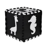 Przykład układania puzzli maty piankowej z czarno-białymi obrazkami