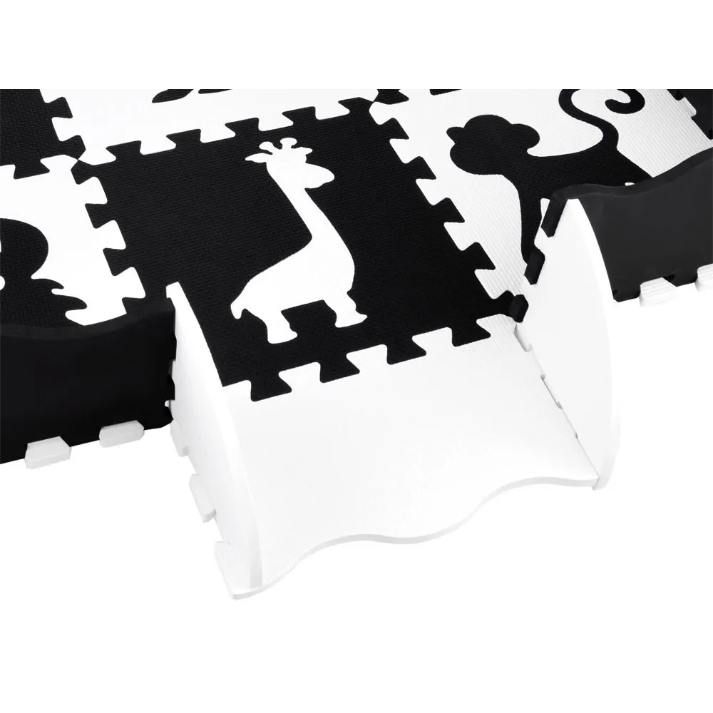 Dwustronna mata piankowa rozłożona na podłodze w dziecięcym pokoju