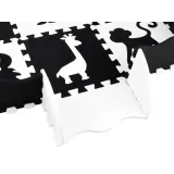 Dwustronna mata piankowa rozłożona na podłodze w dziecięcym pokoju