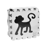 Szczegół piankowej maty z zaokrąglonymi brzegami poprawiającymi bezpieczeństwo