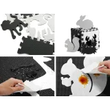 Mata piankowa o dużych elementach i nowoczesnej kolorystyce, rozłożona na tarasie