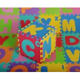 zbliżenie na miękkie elementy puzzli piankowych z literami