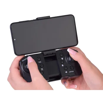 Dron RC0681 obok pilota i futerału na białym tle