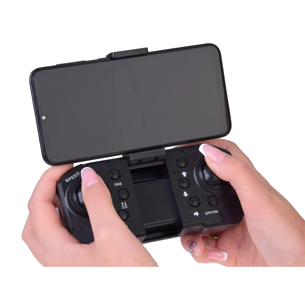 Dron RC0681 obok pilota i futerału na białym tle