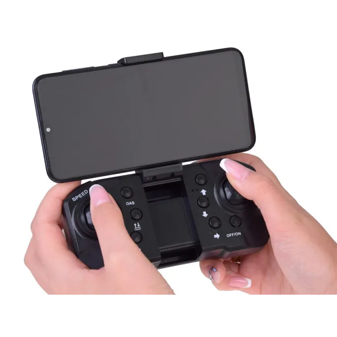 Dron RC0681 obok pilota i futerału na białym tle