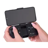 Dron RC0681 obok pilota i futerału na białym tle