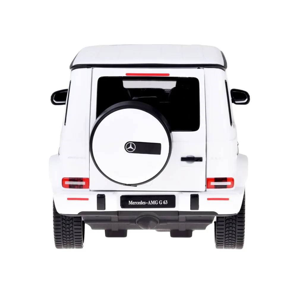 Pilot do zdalnego sterowania modelem Mercedes AMG G63 na tle samochodu