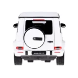 Pilot do zdalnego sterowania modelem Mercedes AMG G63 na tle samochodu