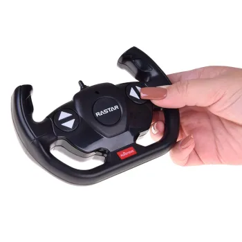 gumowe opony i koła modelu Porsche 918 Spyder na zbliżeniu